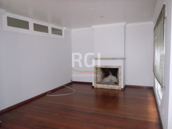 Casa para Venda - 340m², 3 dormitórios, sendo 2 suites, 6 vagas - Jardim Isabel