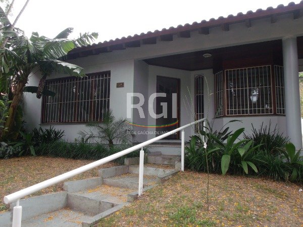 Casa para Venda - 340m², 3 dormitórios, sendo 2 suites, 6 vagas - Jardim Isabel