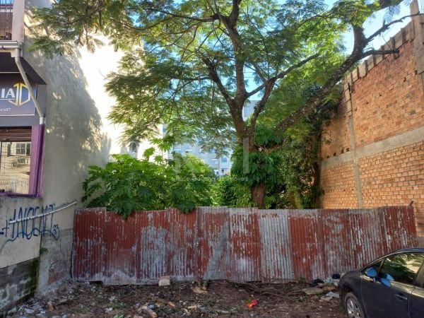 Terreno com 330m² no bairro Tristeza em Porto Alegre para Comprar