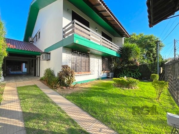 Casa à venda com 340m², 4 quartos, 2 suítes, 2 vagas no bairro Ipanema em Porto Alegre