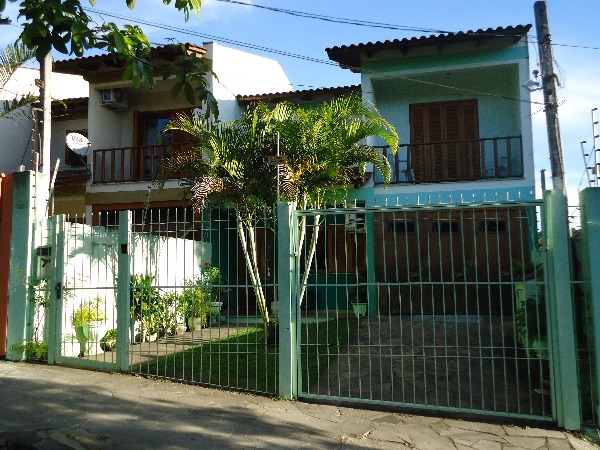 Casa com 190m², 3 dormitórios, 1 suíte, 3 vagas no bairro Nonoai em Porto Alegre para Comprar