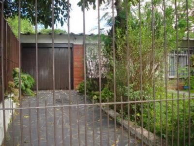 Casa com 620m², 4 dormitórios, 3 vagas no bairro Tristeza em Porto Alegre para Comprar