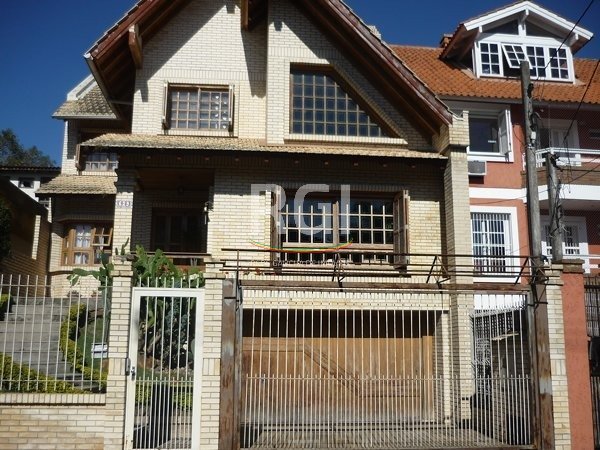 Casa com 240m², 3 dormitórios, 1 suíte, 4 vagas no bairro Tristeza em Porto Alegre para Comprar