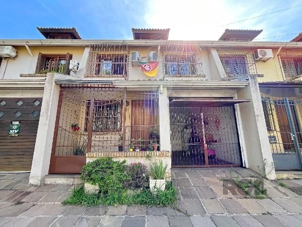 Casa com 148m², 3 dormitórios, 1 suíte, 2 vagas no bairro Tristeza em Porto Alegre para Comprar