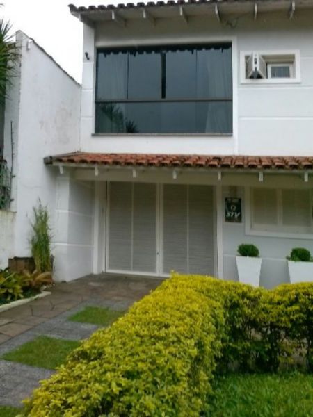 Casa com 300m², 4 dormitórios, 1 suíte, 4 vagas no bairro Ipanema em Porto Alegre para Comprar