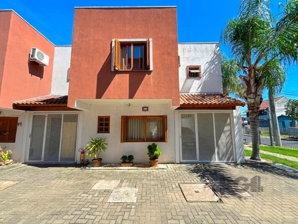 Casa com 131m², 3 dormitórios, 1 suíte, 2 vagas no bairro Tristeza em Porto Alegre para Comprar