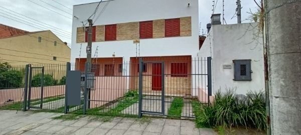 Casa com 120m², 3 dormitórios, 2 vagas no bairro Guarujá em Porto Alegre para Comprar