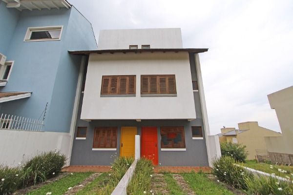 Casa com 164m², 3 dormitórios, 3 suítes, 2 vagas no bairro Guarujá em Porto Alegre para Comprar