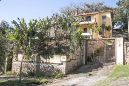 Casa com 450m², 4 dormitórios, 3 suítes, 4 vagas no bairro Ipanema em Porto Alegre para Comprar