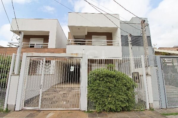 Casa com 150m², 4 dormitórios, 2 suítes, 2 vagas no bairro Lagos De Nova Ipanema em Porto Alegre para Comprar