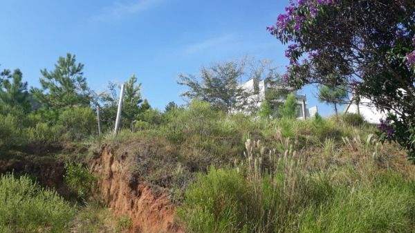 Terreno com 200m² no bairro Guarujá em Porto Alegre para Comprar