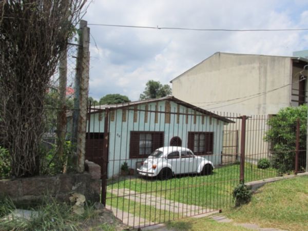 Casa com 177m², 3 dormitórios, 3 vagas no bairro Cavalhada em Porto Alegre para Comprar