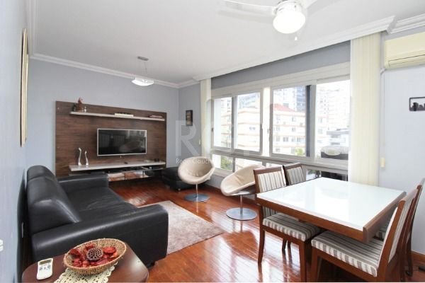 Apartamento com 99m², 3 dormitórios, 1 suíte, 1 vaga no bairro Centro em Porto Alegre para Comprar