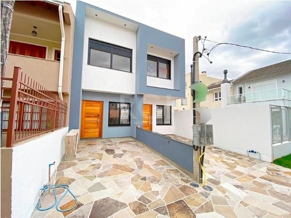 Casa com 96m², 2 dormitórios, 2 suítes, 2 vagas no bairro Hípica em Porto Alegre para Comprar