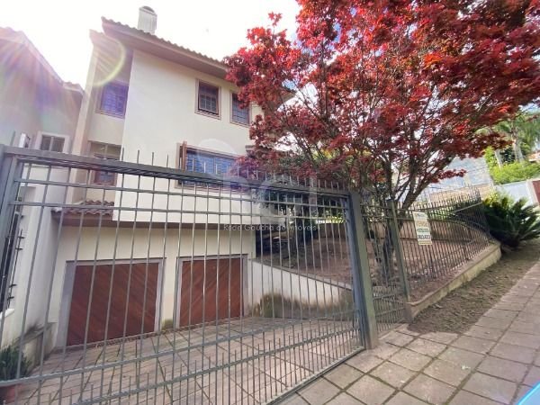 Casa com 199m², 3 dormitórios, 1 suíte, 2 vagas no bairro Jardim Isabel em Porto Alegre para Comprar