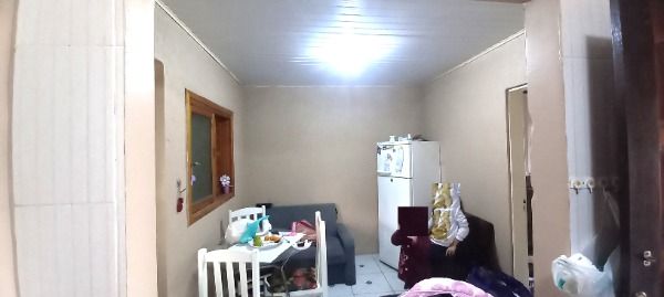 Casa em Porto Alegre, no bairro Ponta Grossa, com 2 dormitório(s), e 2 banheiros, à venda.