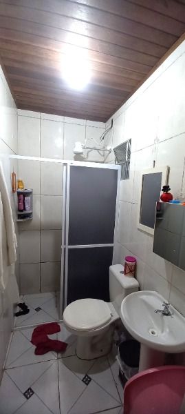 Casa em Porto Alegre, no bairro Ponta Grossa, com 2 dormitório(s), e 2 banheiros, à venda.