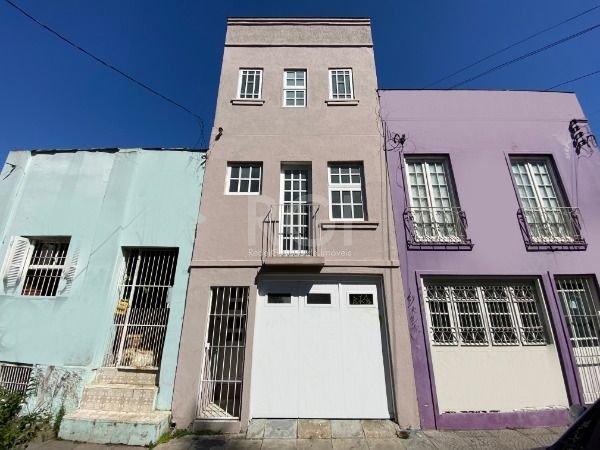 Casa com 154m², 2 dormitórios, 1 suíte, 2 vagas no bairro Cidade Baixa em Porto Alegre para Comprar