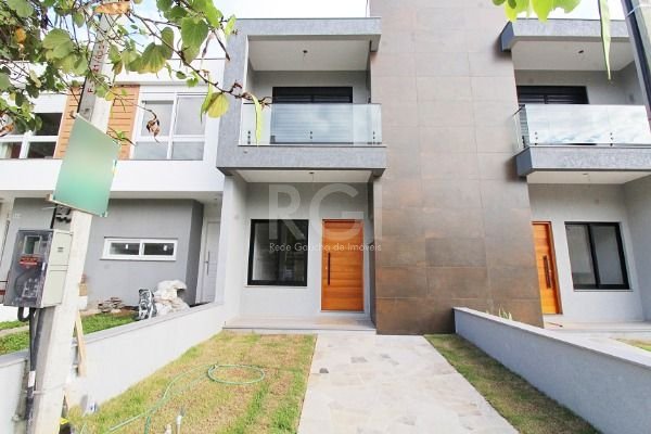 Casa com 121m², 2 dormitórios, 2 suítes, 2 vagas no bairro Hípica em Porto Alegre para Comprar