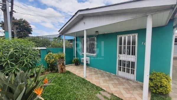 Casa com 220m², 4 dormitórios, 3 vagas no bairro Restinga em Porto Alegre para Comprar