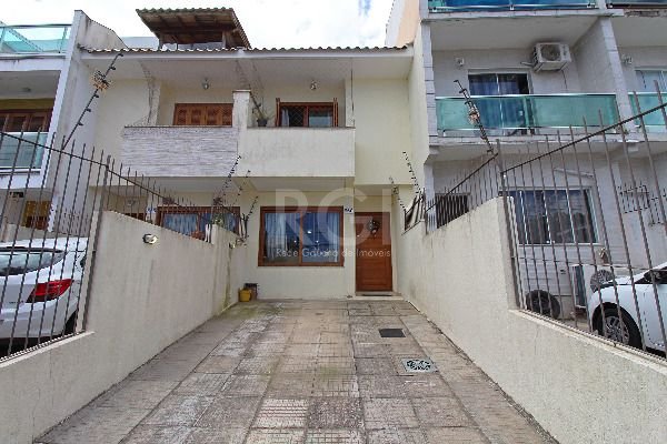 Casa com 91m², 2 dormitórios, 2 suítes, 2 vagas no bairro Guarujá em Porto Alegre para Comprar