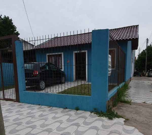 Casa em Porto Alegre, no bairro Hípica, com 2 dormitório(s), e 2 banheiros, à venda.