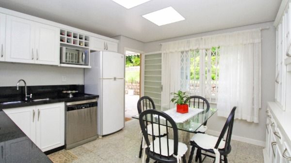 Casa Condominio em Porto Alegre, no bairro Cascata, com 3 dormitório(s), e 3 banheiros, à venda.