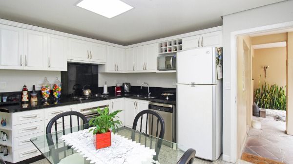 Casa Condominio em Porto Alegre, no bairro Cascata, com 3 dormitório(s), e 3 banheiros, à venda.