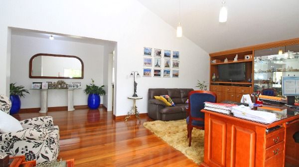 Casa Condominio em Porto Alegre, no bairro Cascata, com 3 dormitório(s), e 3 banheiros, à venda.
