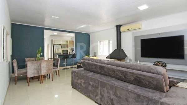 Casa com 468m², 5 dormitórios no bairro Medianeira em Porto Alegre para Comprar