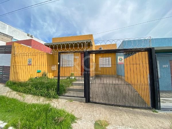 Casa com 57m², 2 dormitórios, 1 vaga no bairro Campo Novo em Porto Alegre para Comprar