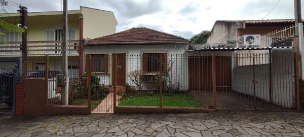 Casa com 80m², 2 dormitórios, 2 vagas no bairro Teresópolis em Porto Alegre para Comprar