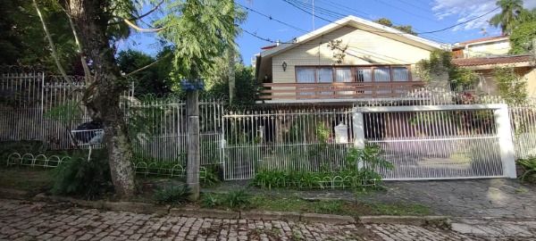 Casa com 430m², 5 dormitórios, 1 suíte, 5 vagas no bairro Jardim Isabel em Porto Alegre para Comprar