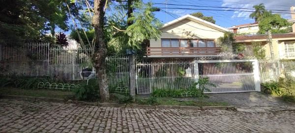 Casa com 430m², 5 dormitórios, 1 suíte, 5 vagas no bairro Jardim Isabel em Porto Alegre para Comprar