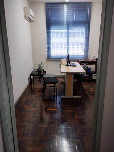 Conjunto/Sala em Porto Alegre, no bairro Centro Histórico, e 0 banheiros, à venda.