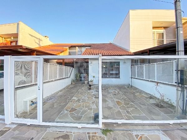 Casa com 152m², 3 dormitórios, 1 suíte, 2 vagas no bairro Lagos De Nova Ipanema em Porto Alegre para Comprar