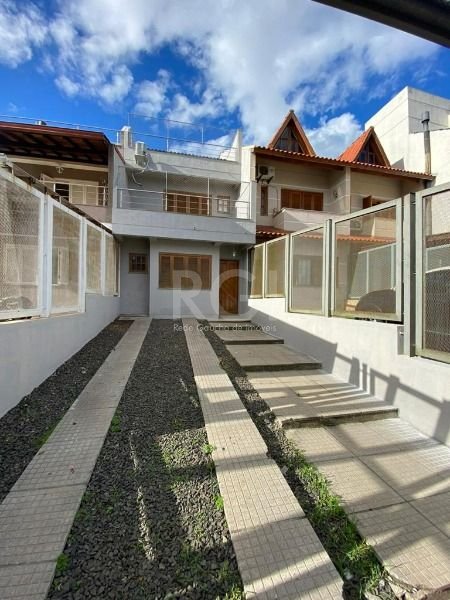 Casa com 130m², 3 dormitórios, 3 suítes, 2 vagas no bairro Guarujá em Porto Alegre para Comprar