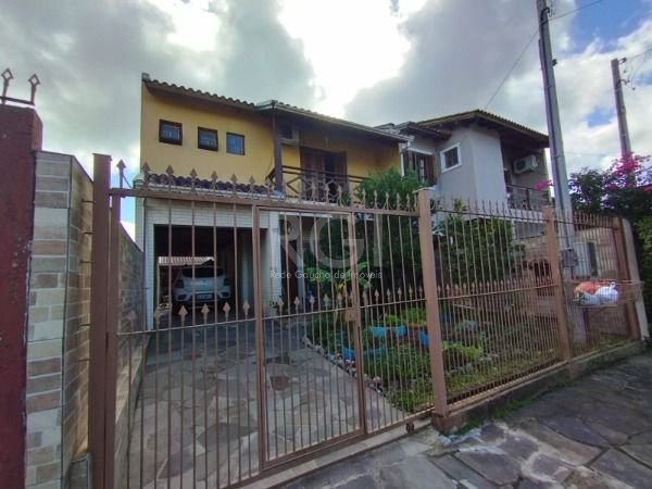 Casa com 180m², 3 dormitórios, 1 suíte, 3 vagas no bairro Hípica em Porto Alegre para Comprar