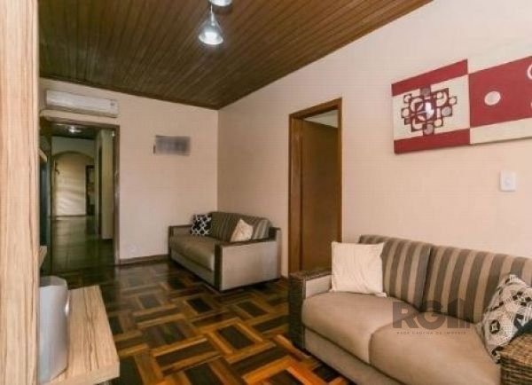 Casa com 238m², 3 dormitórios, 1 suíte, 2 vagas no bairro Cavalhada em Porto Alegre para Comprar
