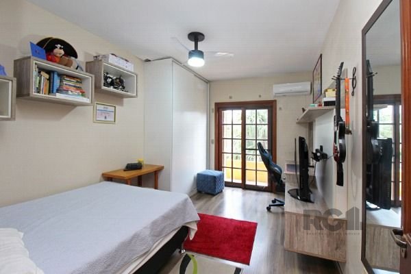 Casa em Porto Alegre, no bairro Guarujá, com 3 dormitório(s), e 3 banheiros, à venda.