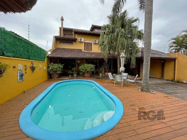 Casa em Porto Alegre, no bairro Guarujá, com 3 dormitório(s), e 3 banheiros, à venda.