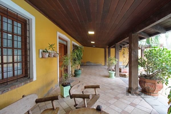 Casa em Porto Alegre, no bairro Guarujá, com 3 dormitório(s), e 3 banheiros, à venda.