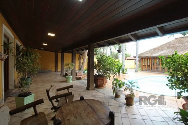 Casa em Porto Alegre, no bairro Guarujá, com 3 dormitório(s), e 3 banheiros, à venda.