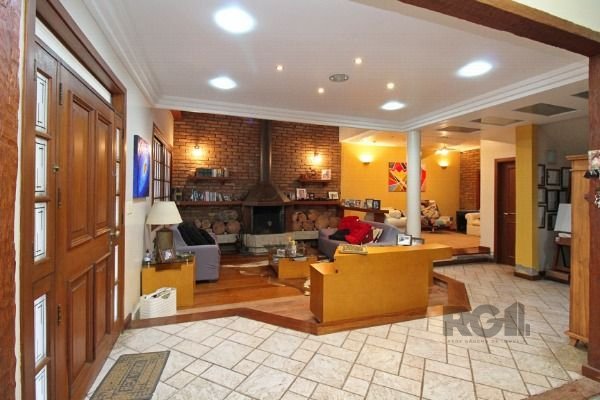Casa em Porto Alegre, no bairro Guarujá, com 3 dormitório(s), e 3 banheiros, à venda.