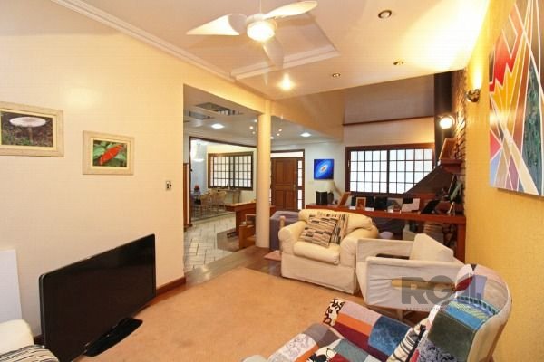 Casa em Porto Alegre, no bairro Guarujá, com 3 dormitório(s), e 3 banheiros, à venda.