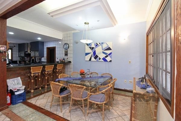 Casa em Porto Alegre, no bairro Guarujá, com 3 dormitório(s), e 3 banheiros, à venda.