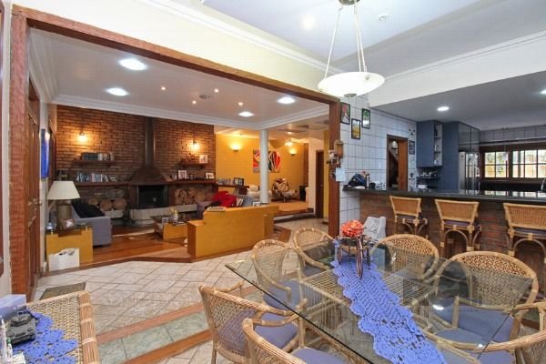 Casa em Porto Alegre, no bairro Guarujá, com 3 dormitório(s), e 3 banheiros, à venda.
