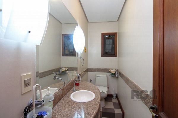 Casa em Porto Alegre, no bairro Guarujá, com 3 dormitório(s), e 3 banheiros, à venda.