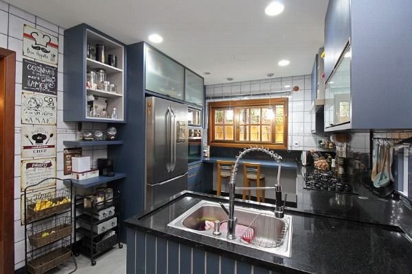 Casa em Porto Alegre, no bairro Guarujá, com 3 dormitório(s), e 3 banheiros, à venda.