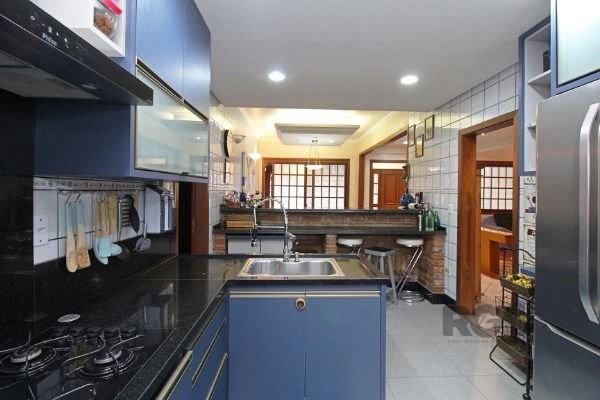 Casa em Porto Alegre, no bairro Guarujá, com 3 dormitório(s), e 3 banheiros, à venda.